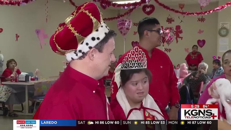Coronan a los reyes de San Valentin en centro de cuidados para adultos