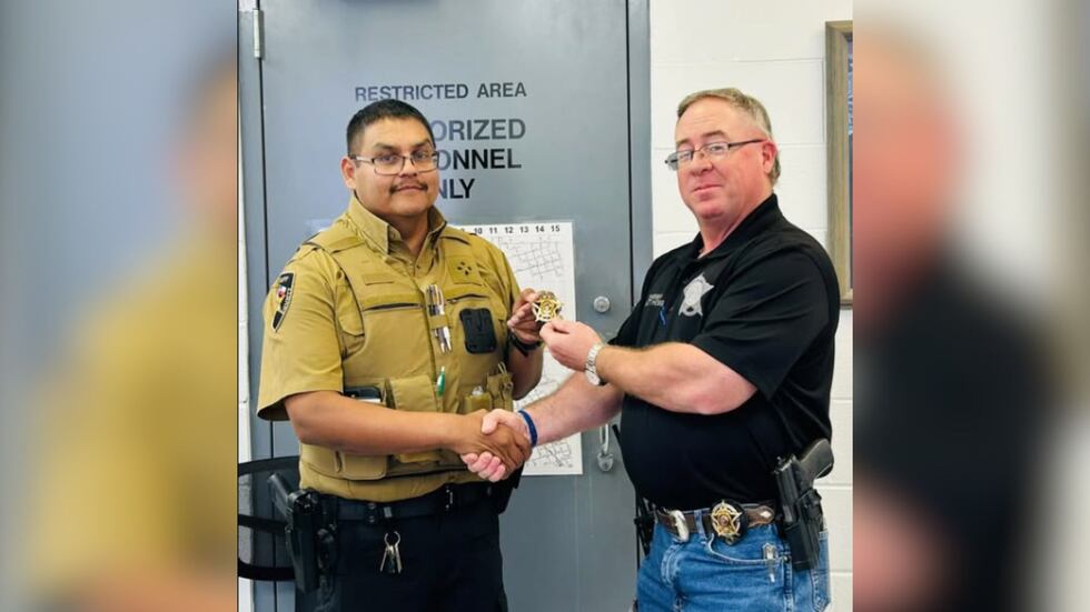 El oficial de la oficina del alguacil del condado de Dawson, Jessie Pérez, recibió su insignia...