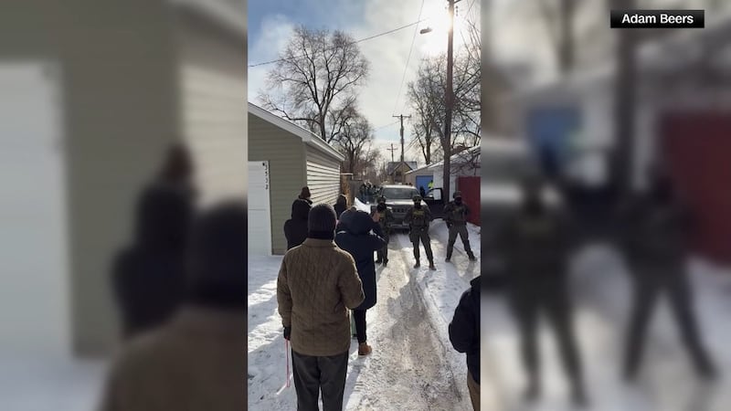 Una niña pequeña de Minnesota fue detenida por el ICE junto con su padre y trasladada en avión...