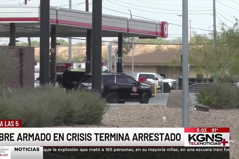 Arrestan a hombre armado en crisis en Laredo