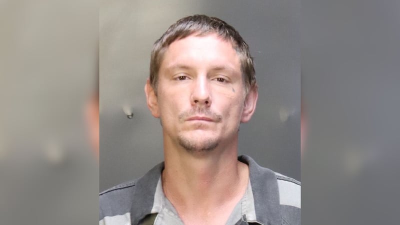 Sean Blair, de 36 años, es acusado de agresión agravada con un arma mortal involucrando a un...