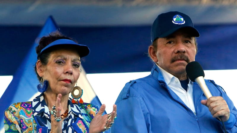 ARCHIVO - El presidente Daniel Ortega y su esposa, la entonces vicepresidenta Rosario Murillo,...