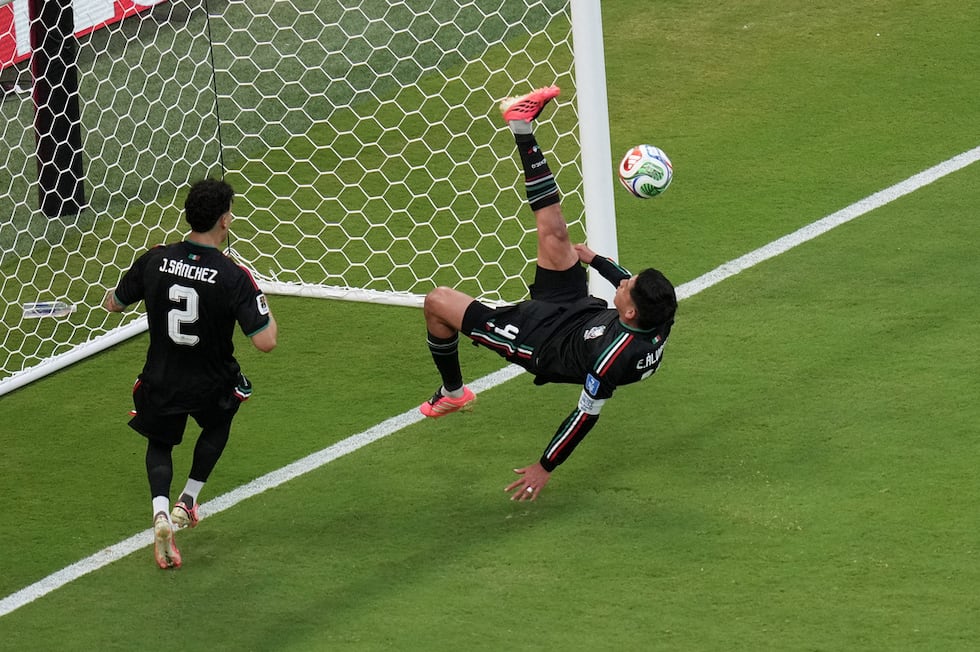 Edson Álvarez, de la selección de México, aleja un balón rematado por Corea del Sur en el...