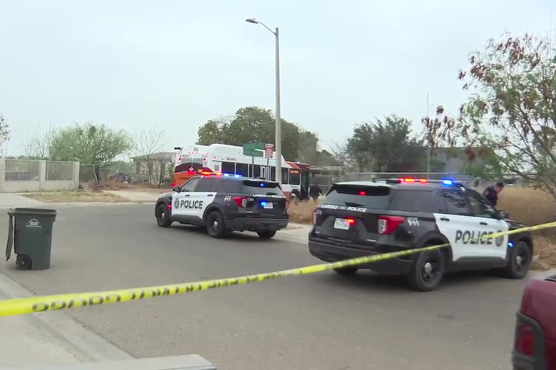 Mujer en condición crítica tras caer de vehículo en movimiento