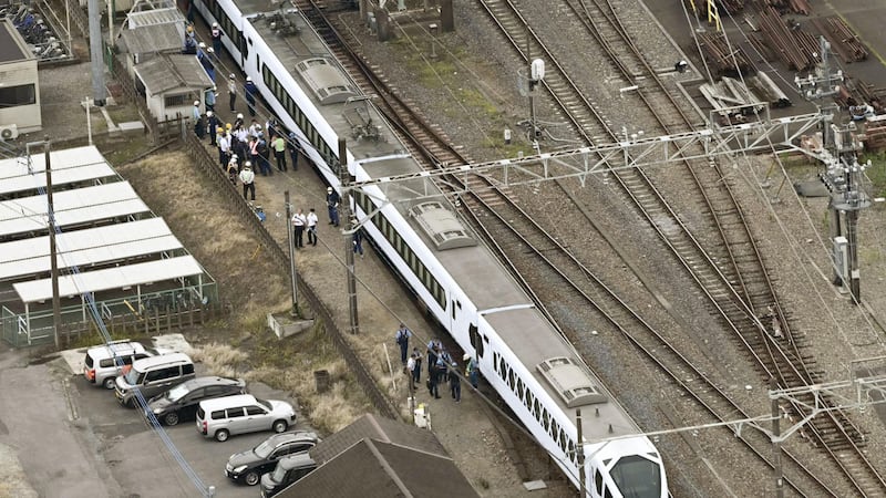 Esta fotografía aérea muestra al tren expreso Spacia X detenido tras arrollar a cuatro...