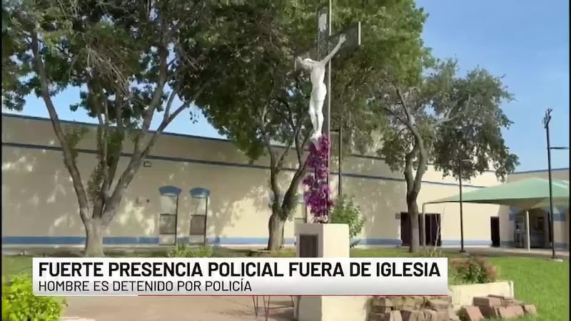 Policía detiene a hombre en crisis afuera de una iglesia