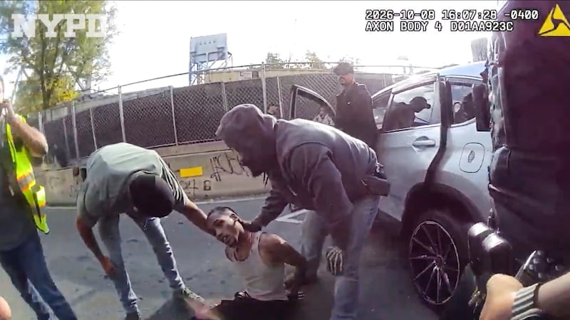 En esta imagen, tomada de un video de la cámara corporal de un agente y difundida por el...