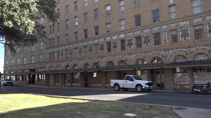 Laredo seniors at Hamilton Hotel endure months without air conditioning