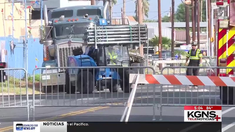 Comienza proceso para estabilizar hotel quemado; retiran algunos vehículos y llega maquinaria...
