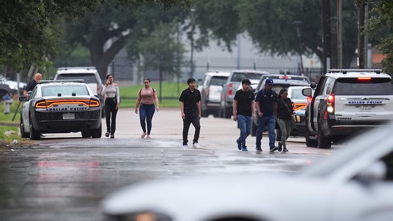 Personas que tenían citas en una oficina de inmigración en Dallas reciben órdenes de irse tras...