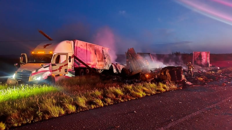Accidente mortal entre tres tráileres cierra la carretera Nuevo Laredo-Monterrey