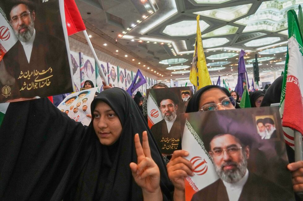 Mujeres sostienen retratos del líder supremo de Irán, Moytaba Jamenei, durante una ceremonia...