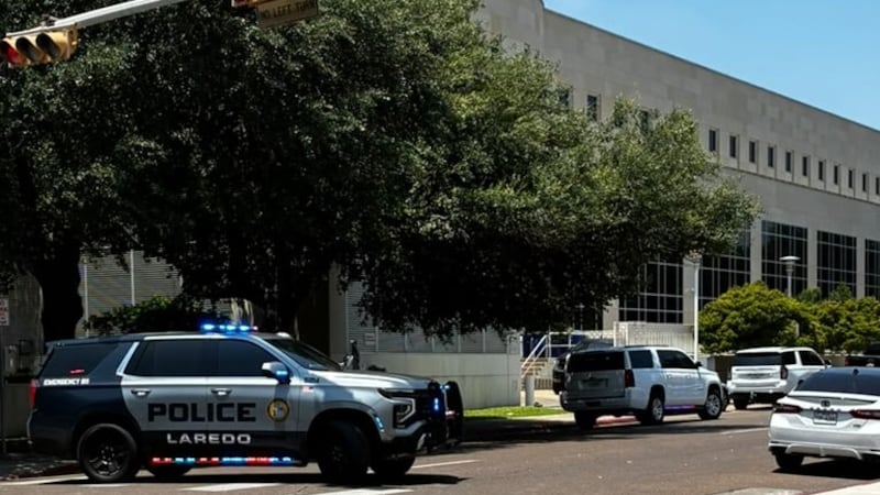 Unidad Antibombas investiga paquete sospechoso; cierran calles en el centro de Laredo