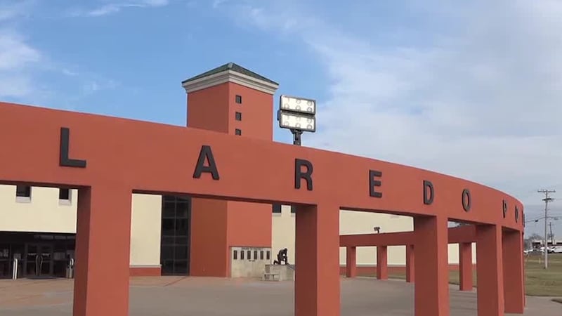 Hombre detenido tras causar daños al departamento de policía de Laredo