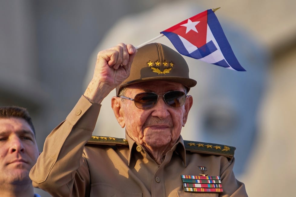 ARCHIVO - Raúl Castro ondea una bandera nacional cubana durante un desfile del Primero de Mayo...