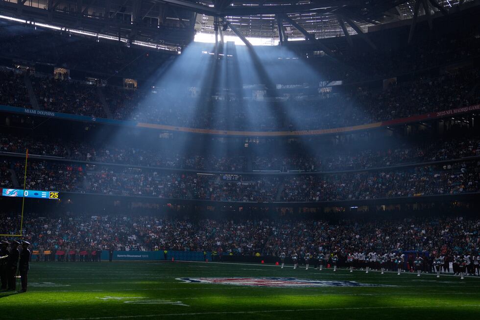 ARCHIVO - Un rayo de luz entra al estadio Santiago Bernabéu previo al partido de la NFL entre...