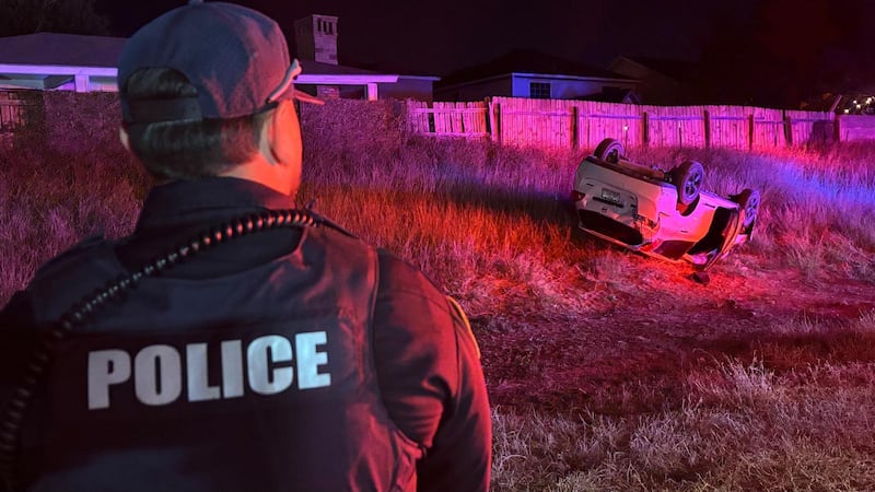 Volcadura de vehículo tras accidente al sur de Laredo