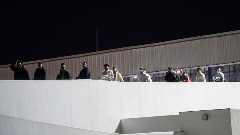 Migrantes caminan hacia México tras ser deportados de Estados Unidos en el puente El Chaparral...