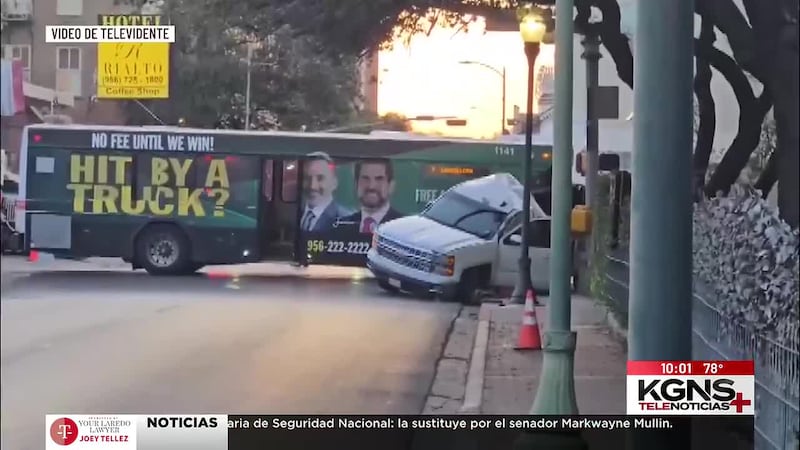 Autobús de El Metro involucrado en accidente vial en el centro de Laredo