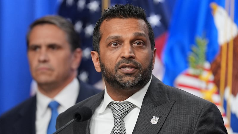 El director del FBI Kash Patel habla en conferencia de prensa en la sede del Departamento de...