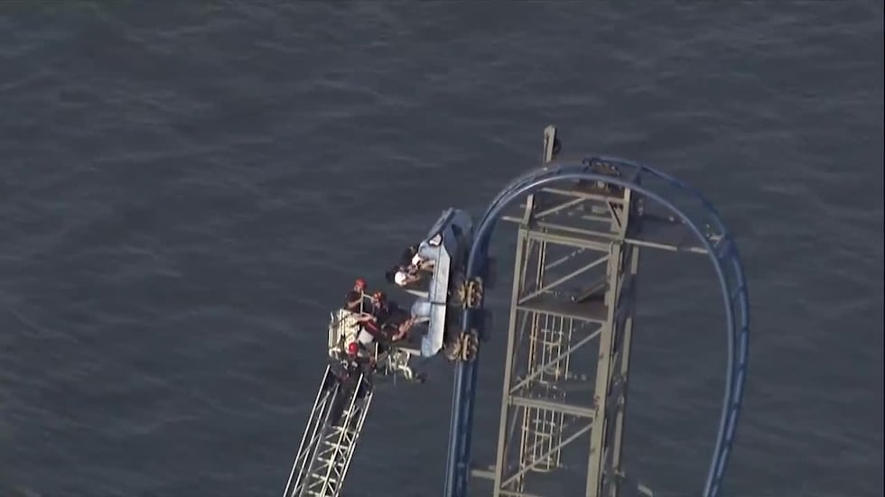Los pasajeros de una montaña rusa quedaron suspendidos en el aire tras averiarse una atracción...