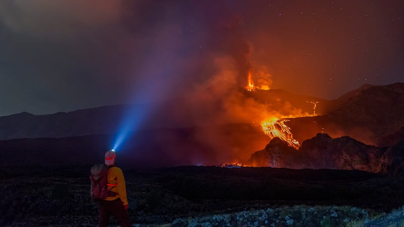 El monte Etna hace erupción y expulsa coladas de lada que bajan por sus laderas, vistas desde...