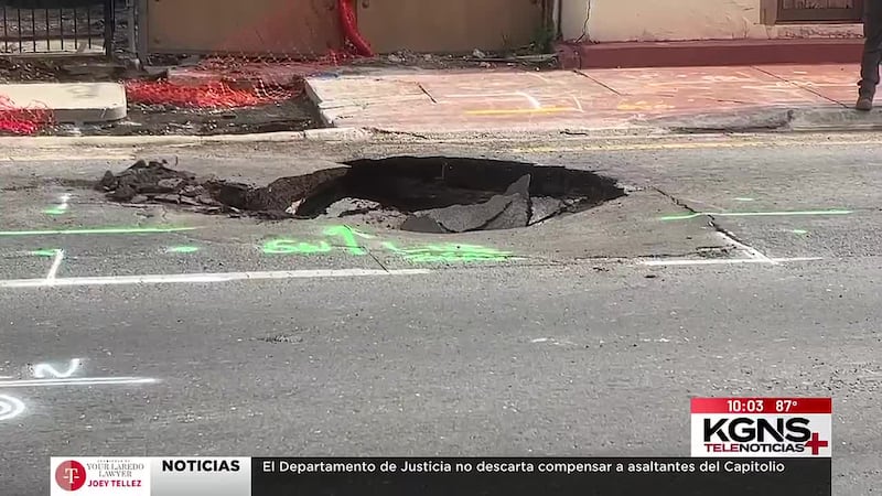 Socavón en la calle Matamoros deja vehículos atrapados