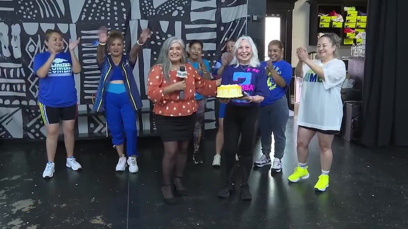 Laredense celebra 81 años en clases de zumba