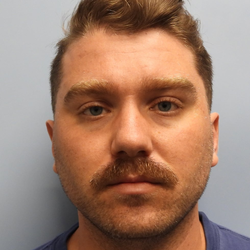 La policía informó de que Zachary Neu, de 32 años y residente en Richardson, fue detenido...