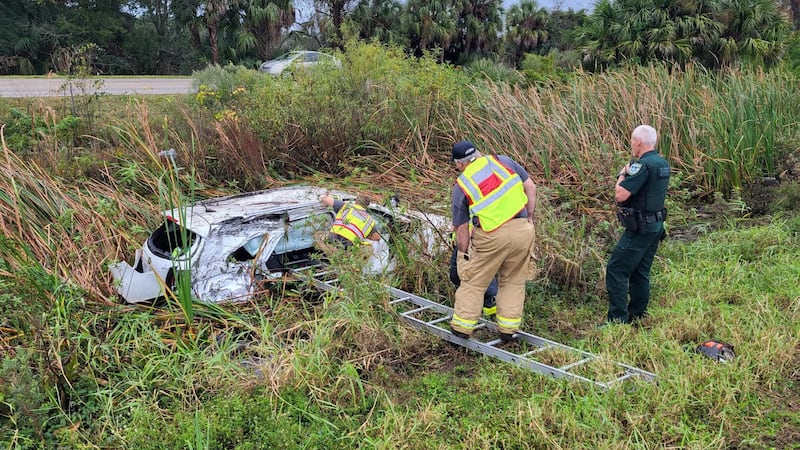 Las autoridades en la escena "fueron más allá" al lograr sacar los regalos del vehículo...