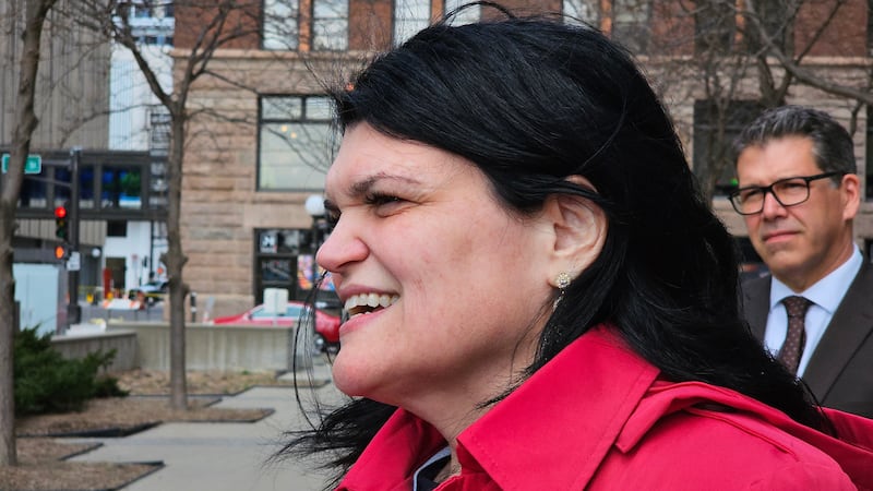 Brenda Lewis, superintendente de las Escuelas Públicas de Fridley, habla con los periodistas...