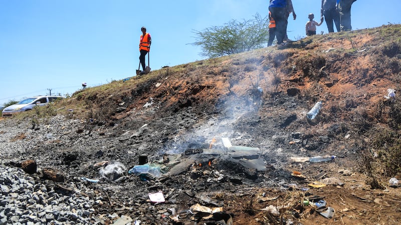 Un grupo de personas cerca del lugar donde ocurrió el accidente Salama, condado Makueni, este...