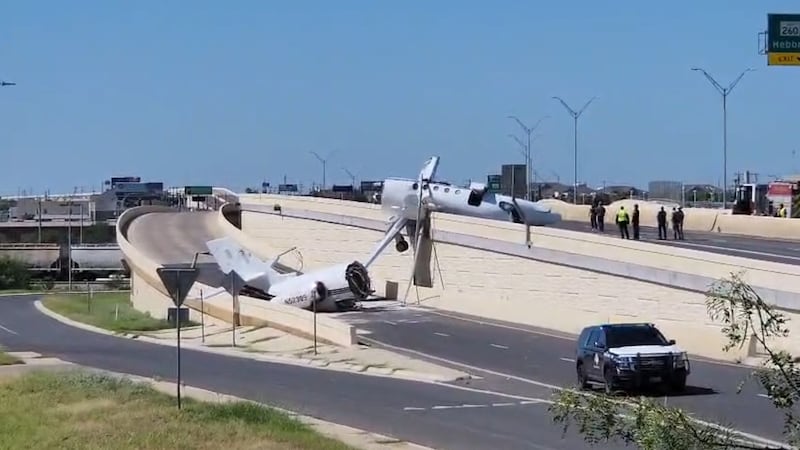Avioneta se estrella en autopista de Laredo