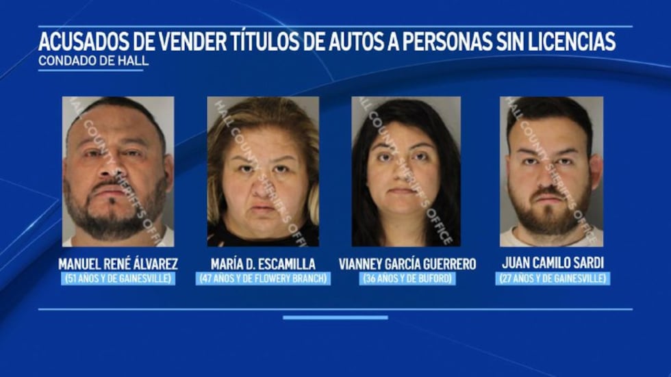 Arrestados de vender títulos de autos falsos