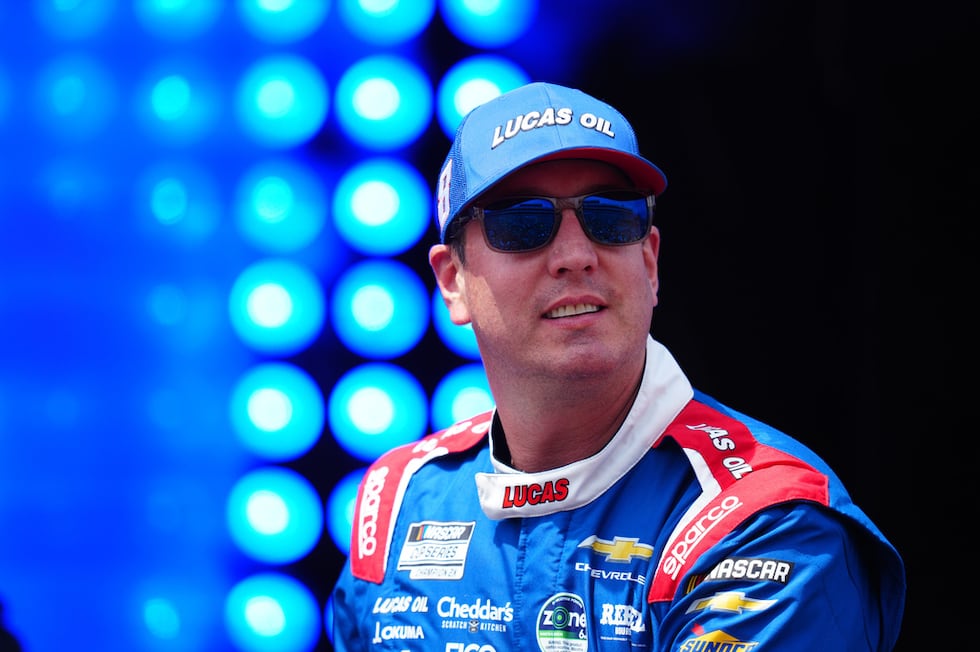 ARCHIVO - Kyle Busch sonríe al ser presentado durante la carrera de estrellas de la NASCAR, el...