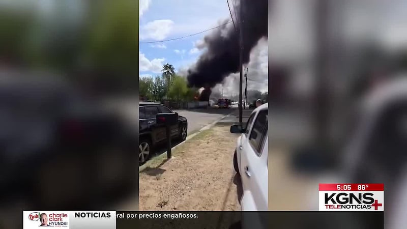 Bomberos investigan causa de incendio que destruyó una casa en Laredo