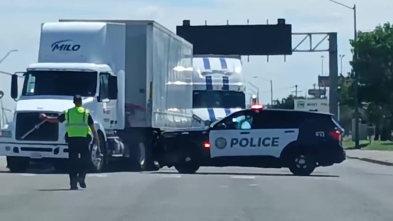 Accidente de tractocamión bloquea el tráfico en la FM 1472 en Laredo