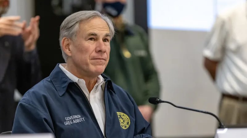 El gobernador Greg Abbott habla en una rueda de prensa sobre la respuesta de emergencia de...