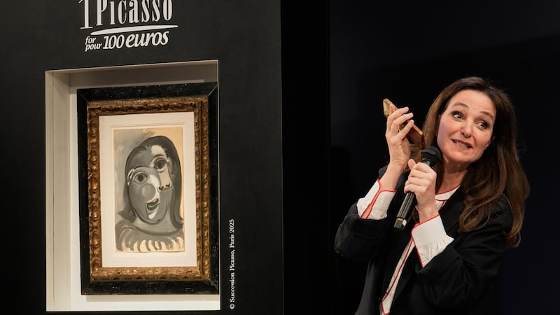Peri Cochin, a la derecha, fundadora de "1 Picasso por 100 euros", junto a la obra "Cabeza de...