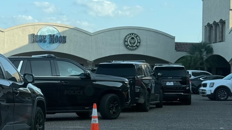 Presencia policial en centro comercial al norte de Laredo