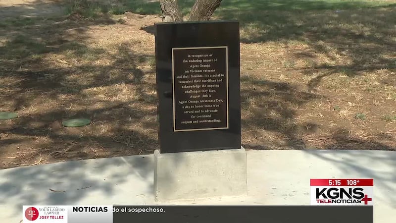 Honran memoria de afectados por el ‘Agente Naranja’ con monumento en Laredo
