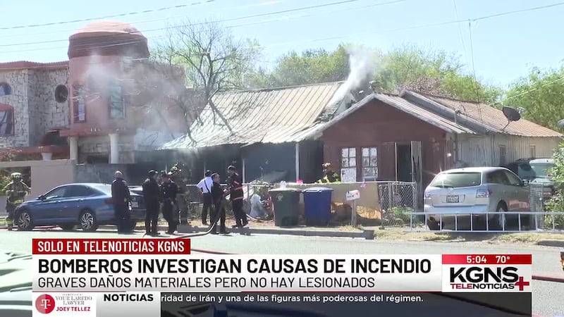 Bomberos de Laredo investigan incendio en vivienda en la calle Scott