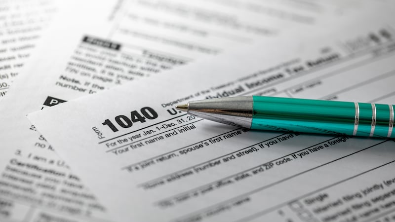 El IRS dijo que cualquier ingreso obtenido de actividades ilegales, como el tráfico de drogas,...