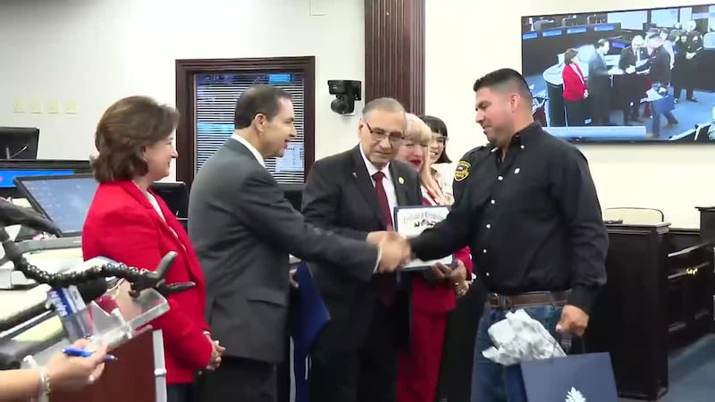 Reconocen a agente de la Patrulla Fronteriza por rescate en accidente aéreo en Loop 20