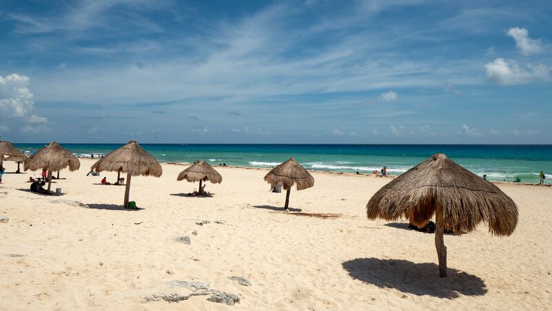 CANCÚN - 29 DE SEPTIEMBRE: Una vista general del área de la playa con sombrillas de palapa en...