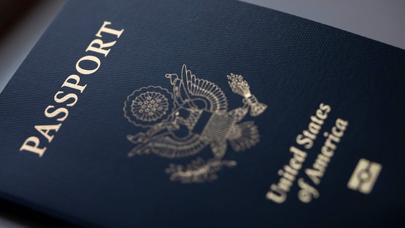 ARCHIVO - La carátula de un pasaporte estadounidense en Tigard, Oregon, el 11 de diciembre de...