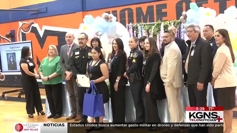Reconocen a los mejores estudiantes de octavo grado de Laredo
