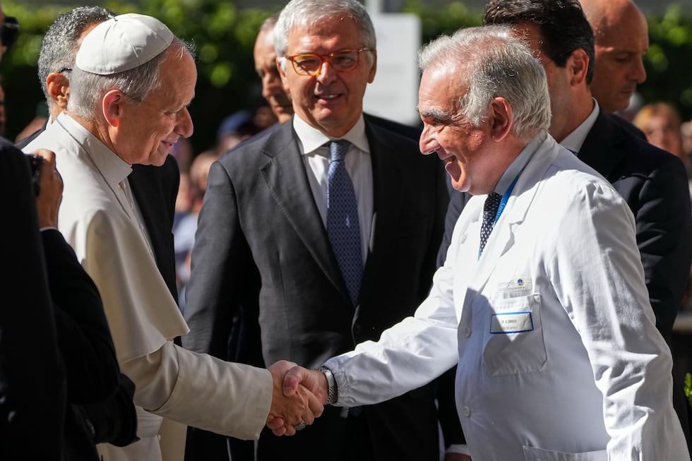 El papa León XIV saluda al director médico Andrea Cambieri al llegar a la Policlínica Agostino...