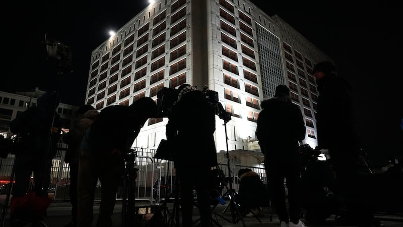 Miembros de los medios se reúnen frente al Centro de Detención Metropolitano donde está...