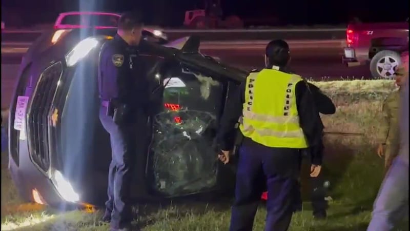 Accidente vehicular termina en volcadura al norte de Laredo